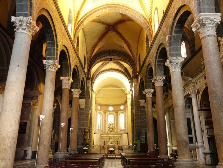Внутренний интерьер церкви Санта Мария ди Кастелло в Генуе Davide Papalini
