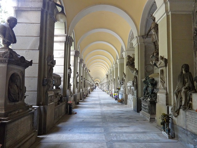 Галерея мраморных надгробий и скульптур под открытым небом монументального кладбища Стальено