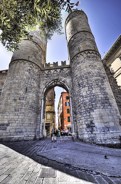 Массивные ворота Порта-Сопрана XII века Maurizio Beatrici