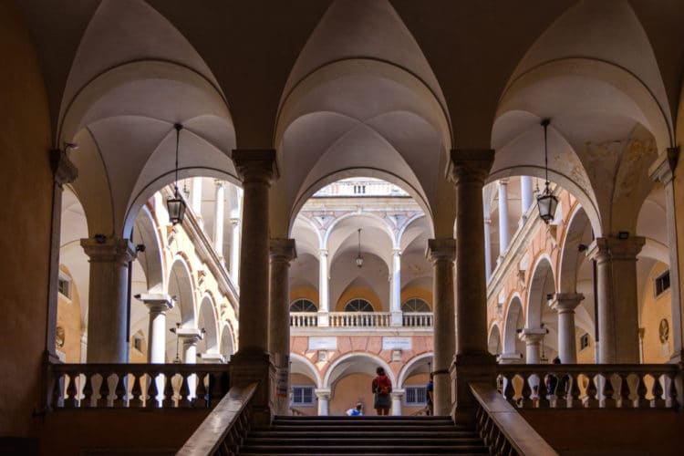 Интерьер Королевского дворца в Генуе