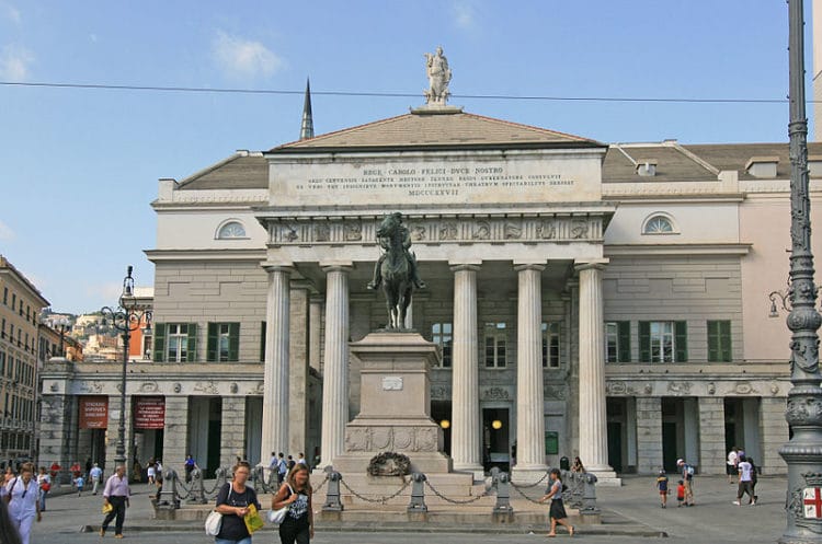 Конный памятник Джузеппе Гарибальди перед театром Карло Феличе в Генуе Jensens