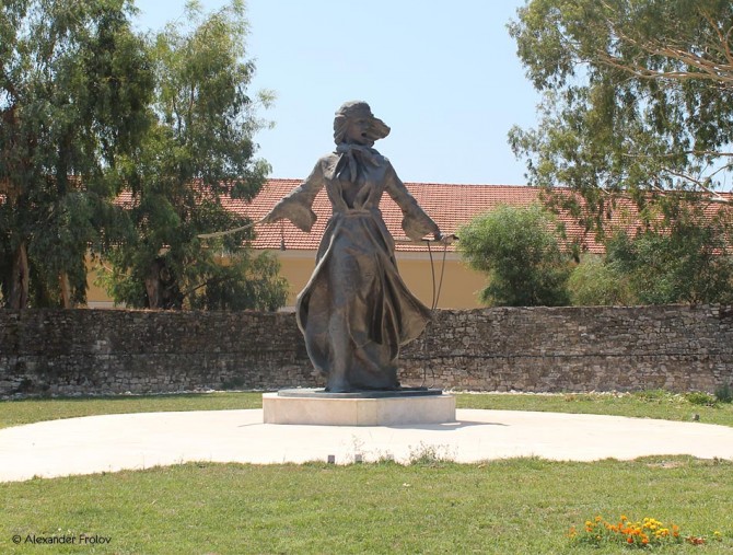 Статуя Свободы работы кипрского скульптора Никоса Котзиаманиса