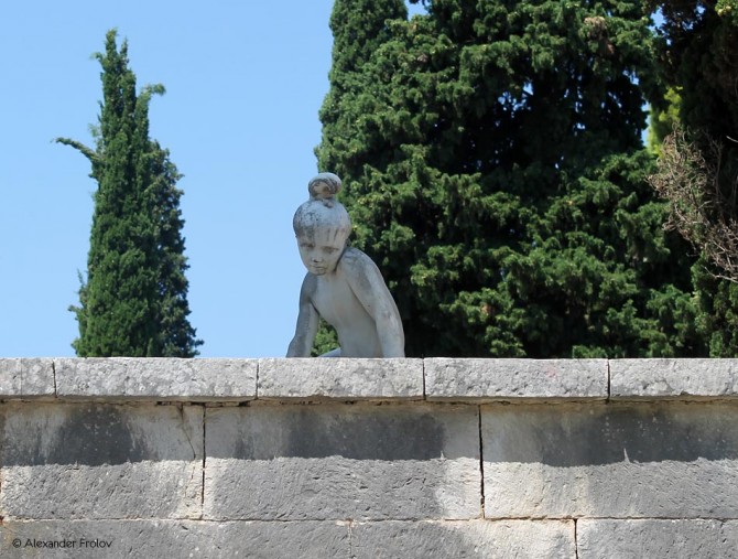 Статуя Дочери Греции, которая украшает мемориал Маркосу Ботсарису
