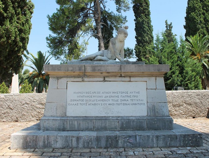 Статуя Дочери Греции, которая украшает мемориал Маркосу Ботсарису