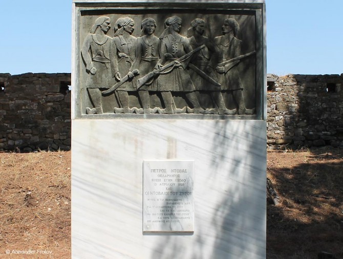 Памятник вождю Петросу Довасу и его семье