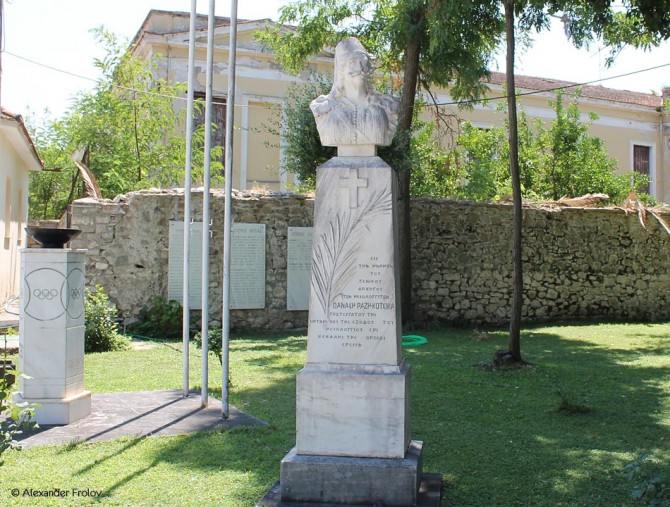 Памятник Афанасию Рази-Котсикасу, вождю греческой революции, лидеру 500 участников прорыва. Умер на поле боя