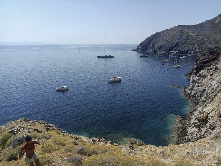 Якорные стоянки яхт в бухте Кала Морето. Остров Капрая. Тоскана. Италия