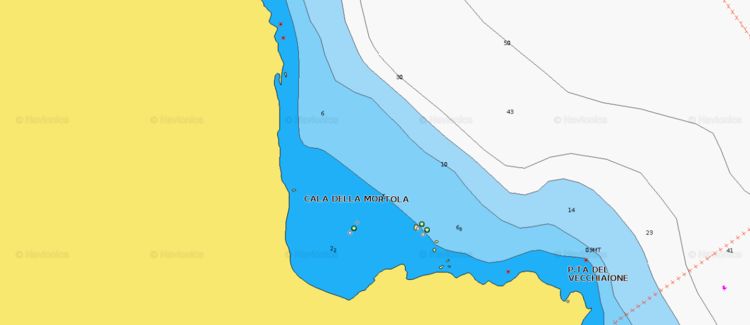 Открыть карту Navionics стоянок яхт в  бухте Кала Делла Мортола. Остров Капрая. Тоскана. Италия